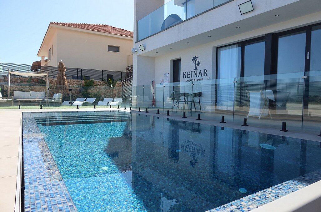 כינר סוויטות יוקרה - בריכת שחייה מגודרת