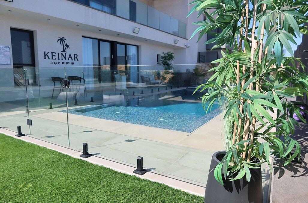 כינר סוויטות יוקרה - בריכת שחייה צלולה