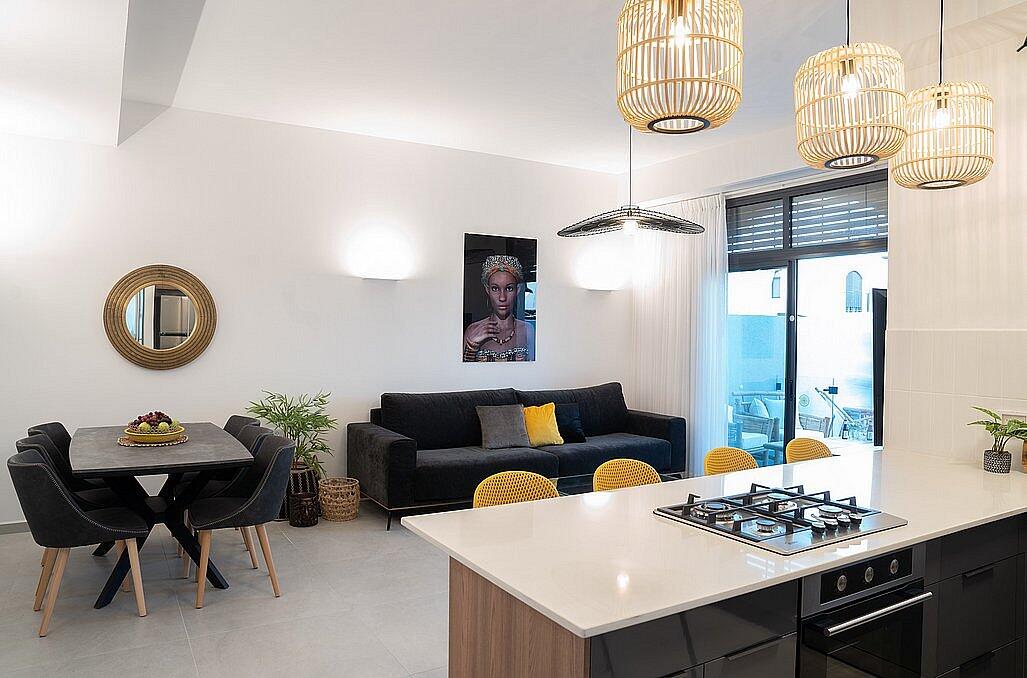 אלה סאן - וילה שקמה - הסלון והמטבח