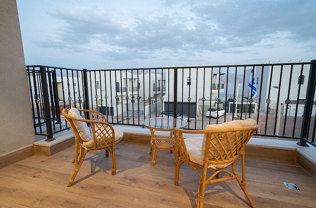 אלה סאן - וילה שקמה - מרפסת עם פינת ישיבה