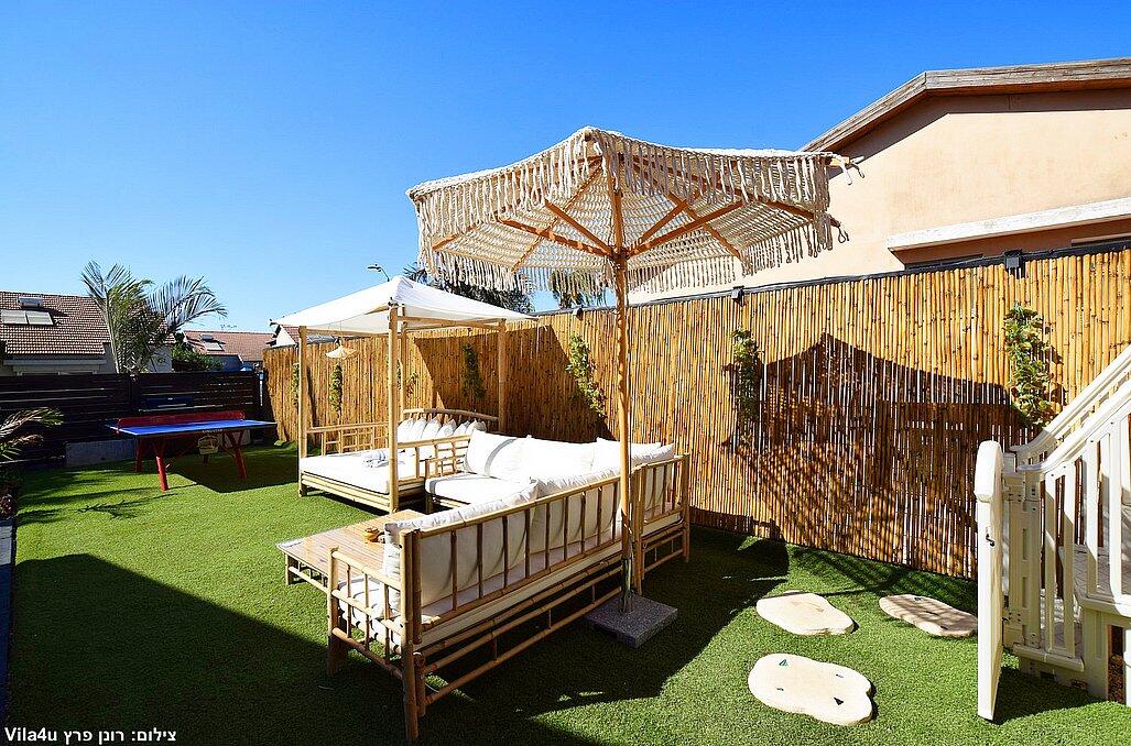 אביטן ריזורט - מערכת ישיבה חיצונית עם שמשייה