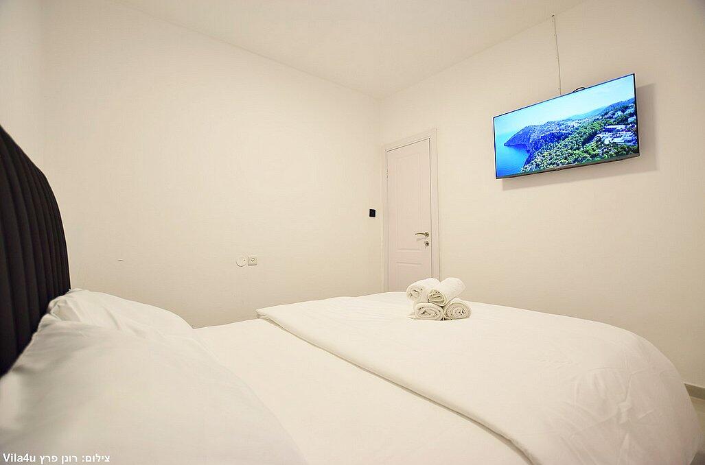 אביטן ריזורט - מיטה זוגית עם מצעים נעימים