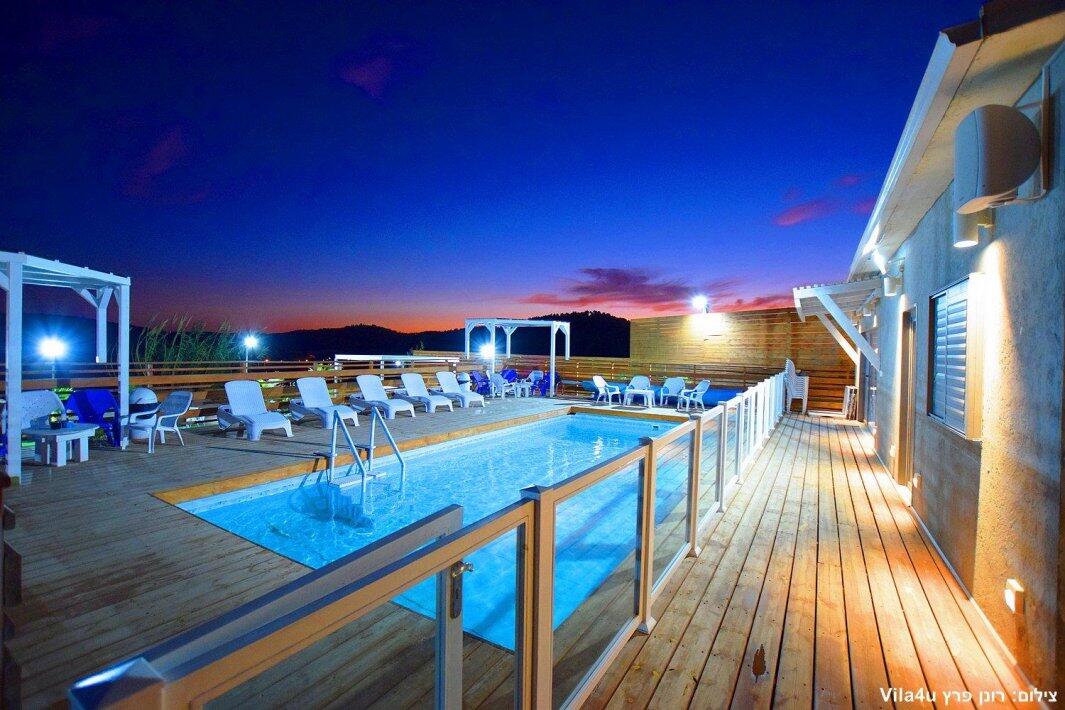 אחוזת הנסיכה וילג - הבריכה